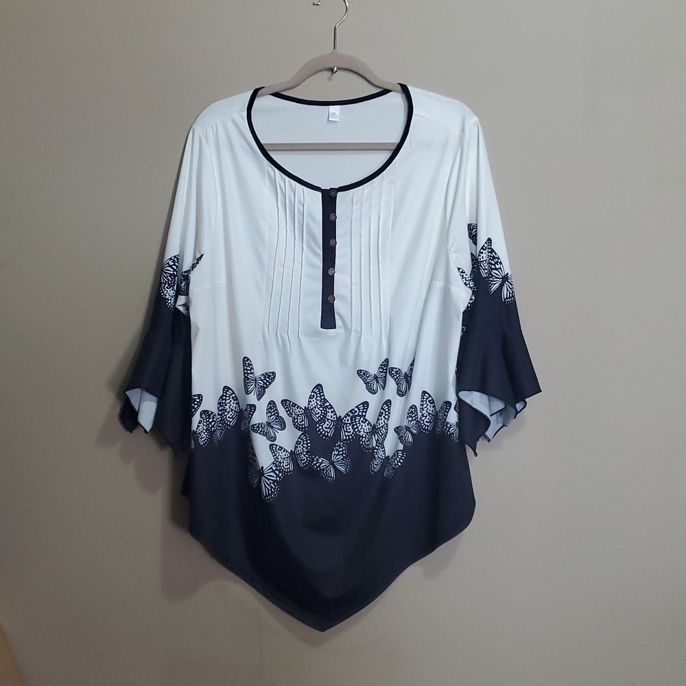 Plus size back and white Butterfly top size 1x